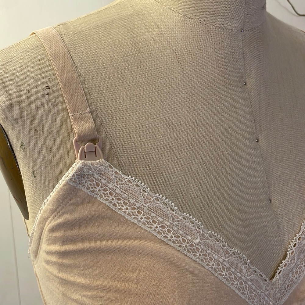 Gilligan & O’Malley Nude nursing bra with lace detail XL - Picture 2 of 8